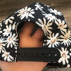 Wet Seal Accessories - Wet Seal Black Baseball Cap with Daisy Design Wet Seal Accessories - Wet Seal Black Baseball Cap with Daisy Design